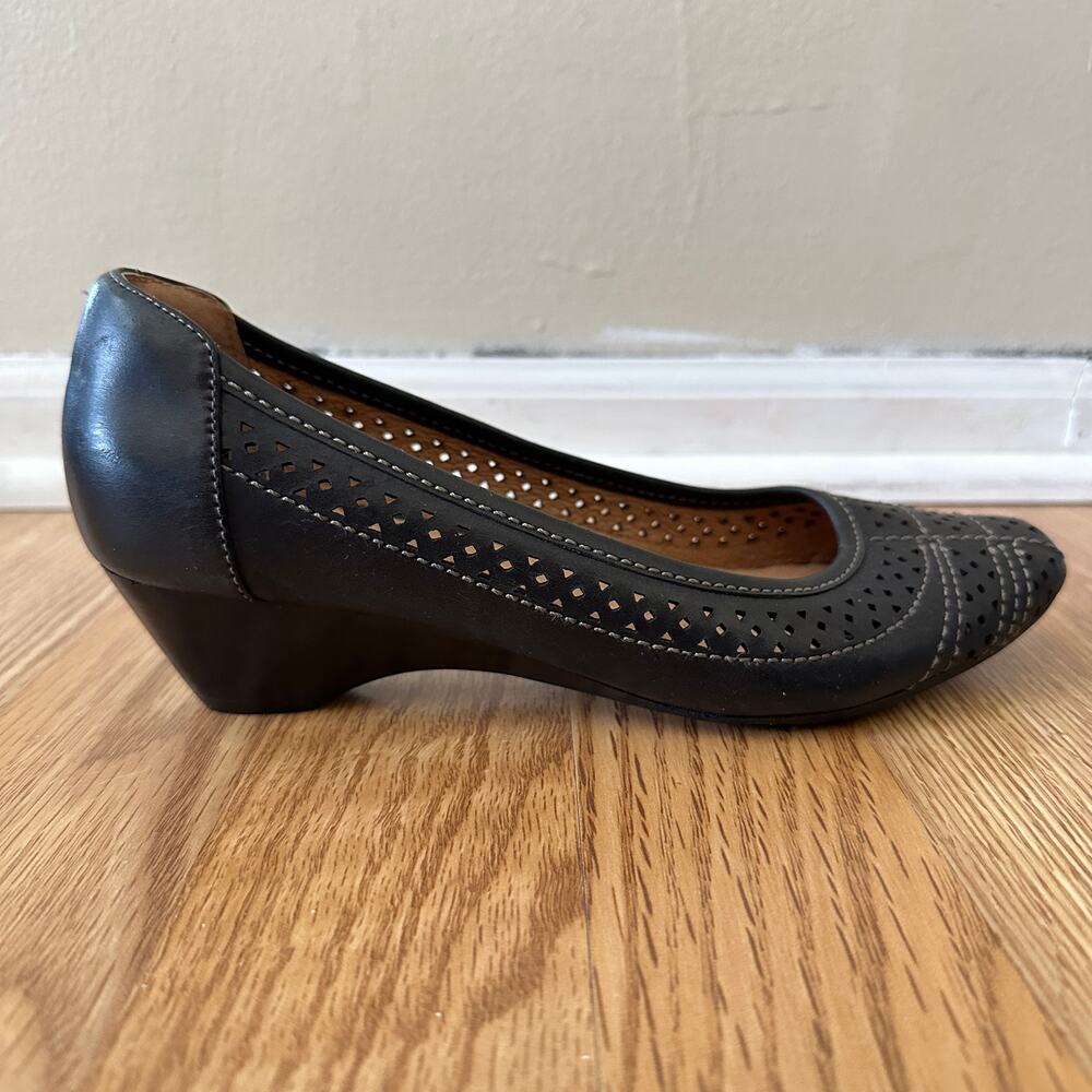 Clarks Artisan Ryla Black Leather Perforated Low Heel Wedge Pumps 6.5M Boho - Picture 3 of 11